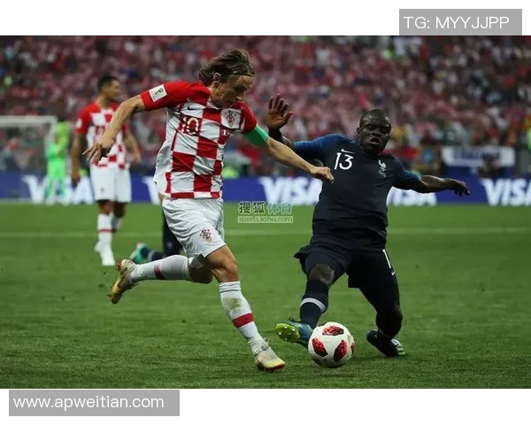 蓝白色球星闪耀世界杯赛场展现非凡风采与激情 蓝白色球星闪耀世界杯赛场展现非凡风采与激情