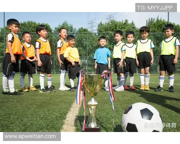 新晋足球星闪耀绿茵场展现超凡球技掀起年轻球迷追逐热潮